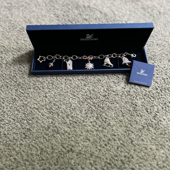 Swarovsk 🎄NIB ⛸️ 2015 🎄Rockefeller Center Christmas NYC charm bracelet - Picture 4 of 4